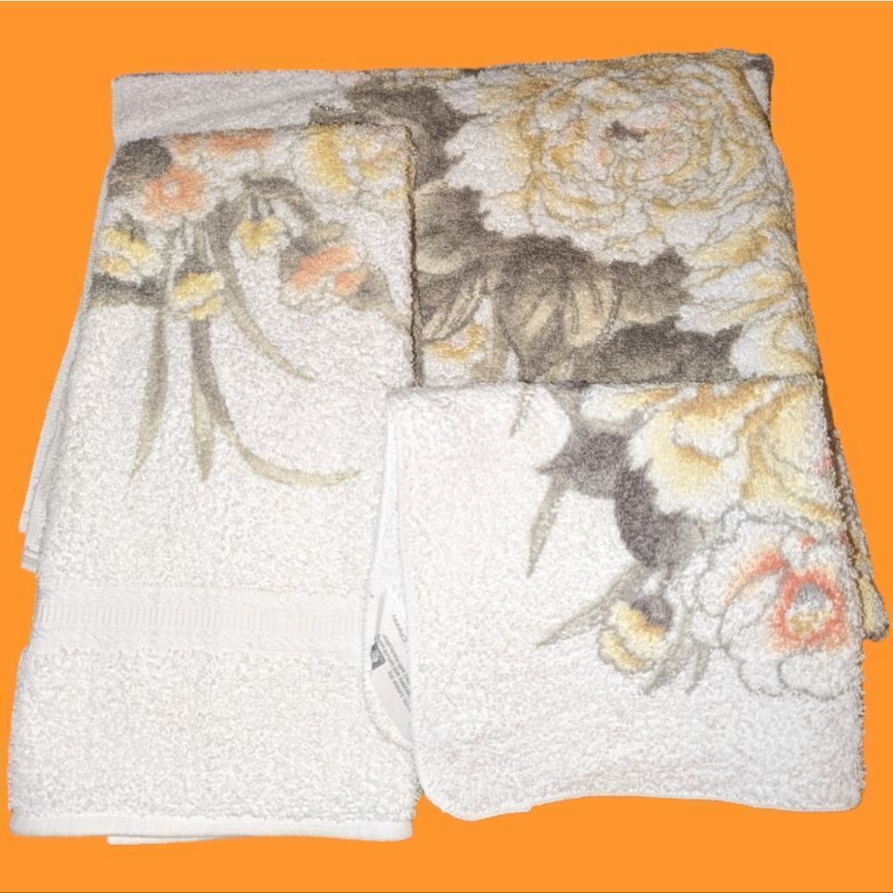 Vintage Canon white towel set with floral and‎ butterfly print
